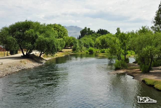 O lindo, cristalino e delicioso rio Chimehuín, que corta a cidade de Junín de Los Andes, no sul da Argentina